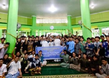 Siswa Ar Risalah terjun ke masyarakat dengan program Rahmat bagi Semesta di 13 masjid. (dok. Humas)
