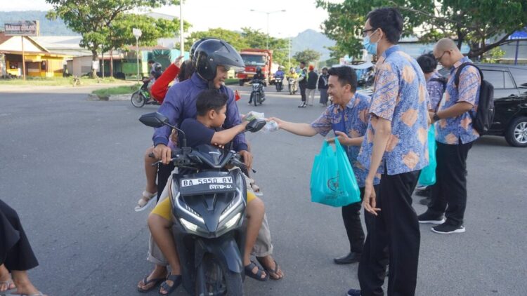 Tim dari Masjid Asy-Syifa SPH berbagi takjil dengan masyarakat. (dok. istimewa)