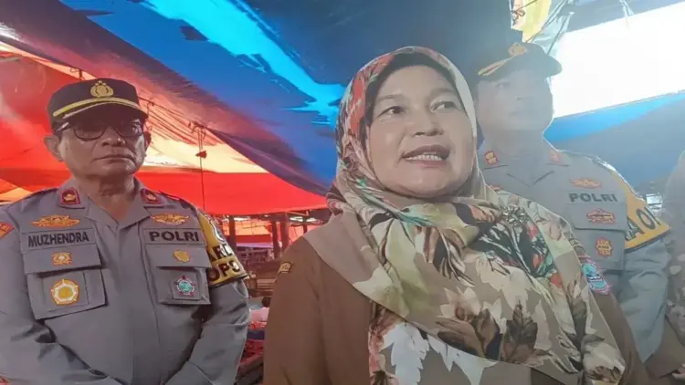 Kepala Dinas Ketahanan Pangan Pasaman Barat Ekadiana Oktavia (depan).  (ANTARA/Altas Maulana).