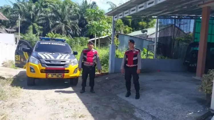 Anggota Samapta Polres Pasaman Barat saat mengadakan patroli ke pemukiman warga di daerah itu untuk mengantisipasi gangguan keamanan ketertiban masyarakat saat libur Lebaran Idul Fitri 1446 Hijriah. (ANTARA/HO-Humas Polres Pasaman Barat).