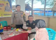 Polres Pasaman Barat Berikan Layanan Kesehatan bagi Wisatawan di Pantai Sasak Selama Idulfitri
