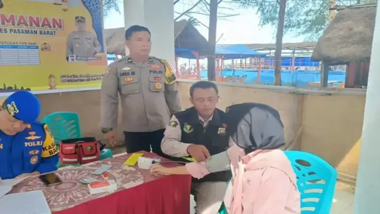Polres Pasaman Barat Berikan Layanan Kesehatan bagi Wisatawan di Pantai Sasak Selama Idulfitri 1 Personel Polres Pasaman Barat saat memberikan pelayanan pengecekan kesehatan kepada pengunjung di objek wisata Pantai Sasak saat libur Lebaran Idul Fitri 1446 Hijriah, Kamis. (3/4/2025). ANTARA/Altas Maulana.