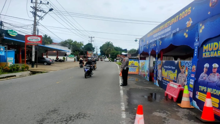 Delapan Kecelakaan Lalu Lintas Terjadi Selama Operasi Ketupat Singgalang 2025 di Pasaman Barat 1 Personel Satuan Lalu Lintas Polres Pasaman Barat saat mengatur arus lalu lintas di dekat pos pelayanan Operasi Ketupat Singgalang 2025. Hingga saat ini sudah ada delapan kasus kecelakaan terjadi di daerah itu. (ANTARA/HO-Satuan Lalu-Lintas).