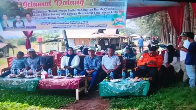 Pelaksana Tugas Kepala Dinas Pariwisata Pasaman Barat Afrizal (tengah pakai topi) saat memantau kunjungan wisatawan di objek wisata Pohon Seribu Pantai Sasak, Minggu (6/4/2025). ANTARA/HO-Dinas Pariwisata).