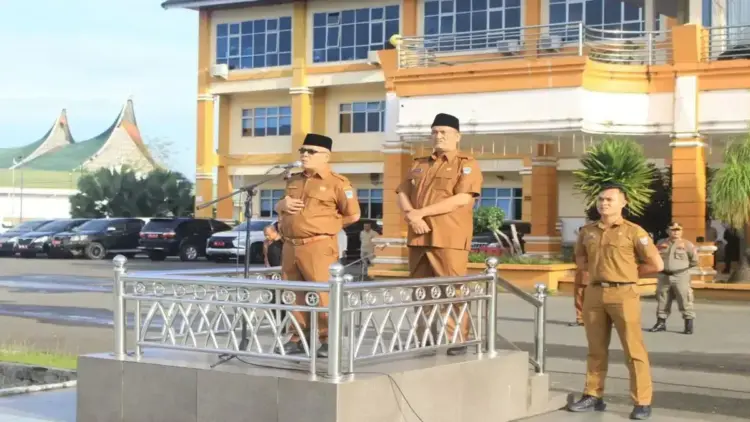 Bupati dan Wakil Bupati Pasaman Barat Yulianto-M.Ihpan saat memberikan arahan kepada Aparatur Sipil Negara (ASN) pada apel perdana usai libur Lebaran Idul Fitri 1446 Hijriah. (ANTARA/Altas Maulana).