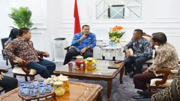 Walikota Pariaman, Sumbar Yota Balad (tengah) saat menerima kunjungan pimpinan Pengadilan Agama Kelas 1B Pariaman di Pariaman, Kamis. Antara/HO-Diskominfo Pariaman