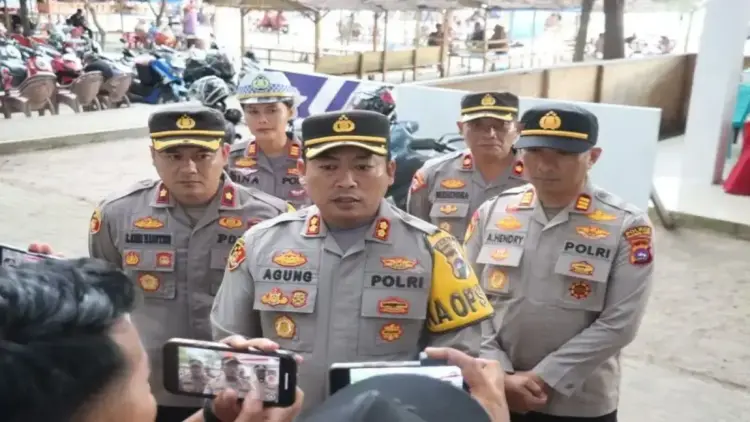 Angka Kecelakaan Lalu Lintas di Pasaman Barat Meningkat Selama Operasi Ketupat Singgalang 2025 1 Kepala Polres Pasaman Barat AKBP Agung Tribawanto (depan) saat memberikan keterangan terkait Operasi Ketupat Singgalang 2025 di Simpang Empat, Rabu. (9/4/2025). ANTARA/HO-Humas Polres Pasaman Barat.