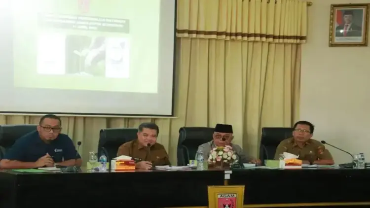 Bupati Agam Benni Warlis (dua dari kiri) didampingi Sekda Agam Edi Busti (dua dari kanan) memimpin rapat koordinasi pengendalian distribusi dan stabilisasi harga pupuk bersubsidi di aula utama Kantor Bupati Agam, Senin (14/4/2025). ANTARA/HO-Diskominfo Agam.