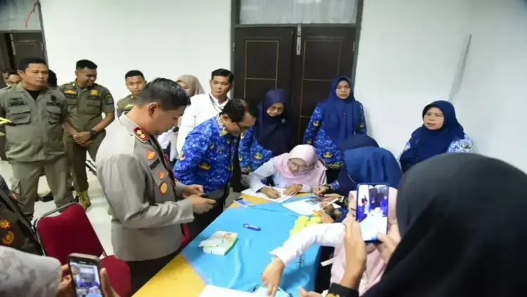 Pemkab Padang Pariaman Tes Urine Ratusan ASN, Tegaskan Komitmen Perangi Narkoba 1 Bupati Padang Pariaman, Sumbar John Kenedy Azis melakukan pendaftaran saat tes urine di lingkungan pemerintahan setempat, di Parik Malintang, Senin. Antara/HO-Diskominfo Padang Pariaman