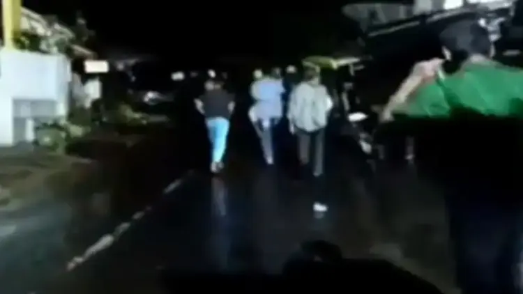 Masyarakat Parambahan, Kecamatan Lika Kaum, Kabupaten Tanah Datar keluar rumah saat sirene siaga di daerah itu berbunyi pada Senin (21/4/2025) malam. ANTARA/HO-BPBD. (Waspada banjir)