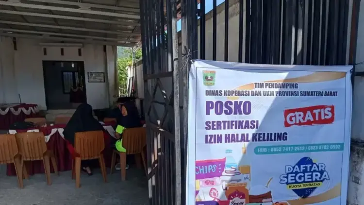 Pemkab Pasaman Barat Luncurkan Layanan Posko Sertifikat Halal Keliling untuk UMKM 1 Tim Pendamping Koperasi dan UKM Provinsi Sumatera Barat bersama Pemkab Pasaman Barat saat memberikan pelayanan posko izin sertifikat halal keliling di Kecamatan Talamau untuk UMKM beberapa waktu lalu. ANTARA/HO-Tim pendamping. (Pelayanan keliling pengurusan sertifikat halal UMKM)