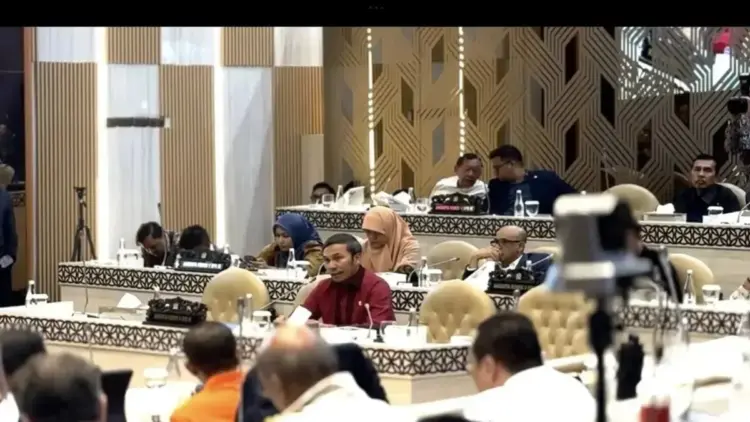Anggota Komisi V DPR RI Edi Purwanto (kemeja merah) dalam rapat kerja Komisi V DPR RI bersama Menteri PU Dody Hanggodo di Kompleks Parlemen Senayan, Jakarta, Rabu (23/4/2025). ANTARA/HO-DPR.