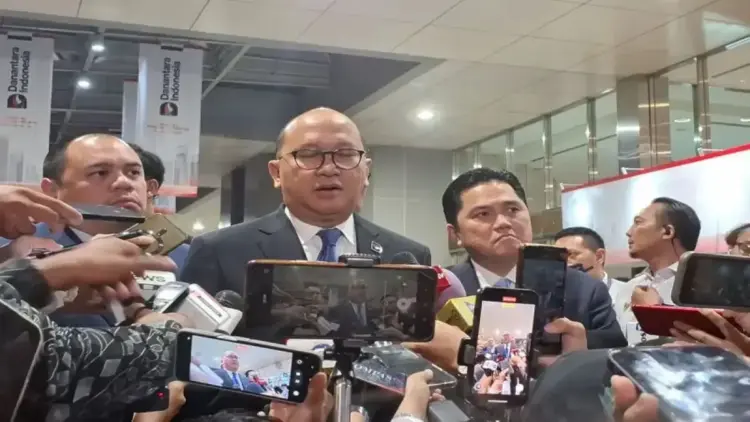 Rosan Roeslani: 844 BUMN Resmi Bergabung ke Danantara Indonesia 1 Chief Executive Officer (CEO) Badan Pengelola Investasi (BPI) Daya Anagata Nusantara (Danantara) Rosan Roeslani saat ditanya wartawan setelah acara Town Hall Danantara Indonesia di Jakarta, Senin (28/4/2025). ANTARA/ Muhammad Heriyanto