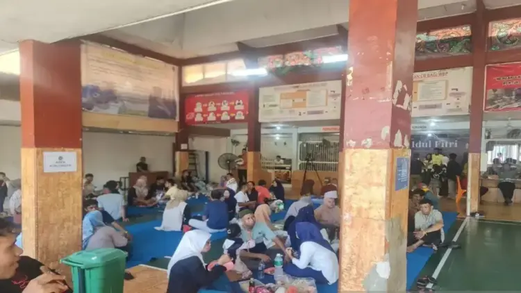 Keluarga warga binaan Lapas Padang melakukan kunjungan pada momen Lebaran 2025 di Padang, Selasa (1/4). ANTARA/FathulAbdi