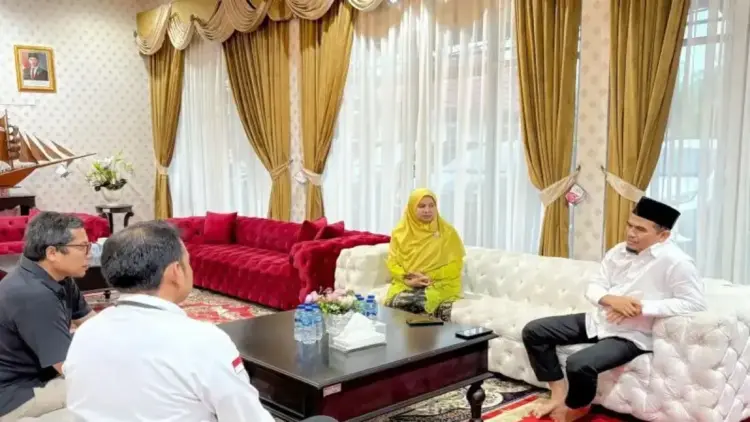 Wakil Bupati (Wabup) Solok Candra tengah berdiskusi dengan pemilik Sirukam Dairy Farm Budi dalam rangka persiapan program susu gratis untuk anak sekolah, Kabupaten Solok, Sumbar. ANTARA/HO-Diskominfo Solok