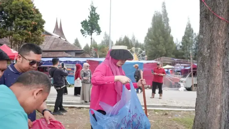 Ketua TP-PKK Kabupaten Solok Nia Jon Firman Pandu ikut gotong royong membersihkan sampah di objek wisata Alahan Panjang Resort, Kecamatan Lembah Gumanti, Kabupaten Solok, Sumatera Barat. ANTARA/HO-Diskominfo Solok