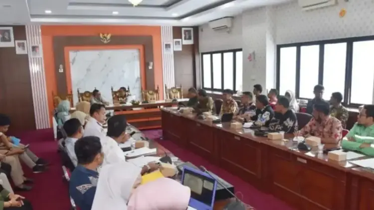 Pemko Pariaman Baru Kantongi Rp19,8 M dari PAD, Wali Kota Desak Optimalisasi 1 Wali Kota Pariaman, Sumbar Yota Balad memimpin rapat evaluasi PAD di Pariaman, Kamis. Antara/HO-Diskominfo Pariaman