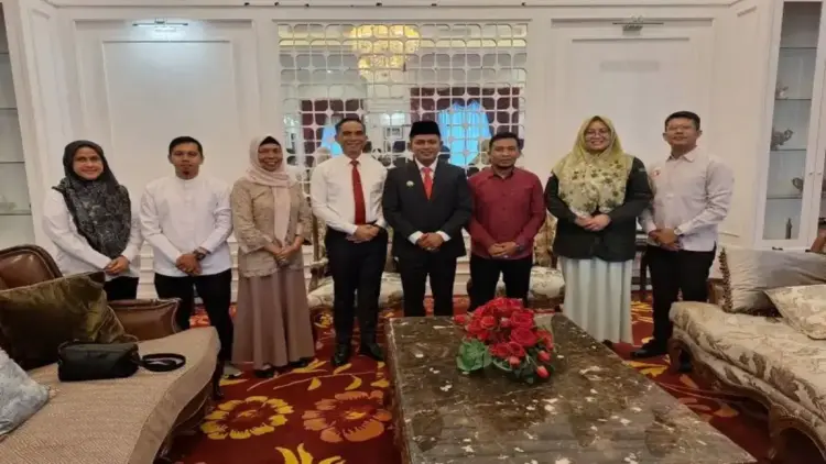 Bawaslu Kabupaten Solok foto bersama bupati Solok Jon Firman Pandu usai pembahasan mengenai pengembalian Rp1,09 miliar dana hibah Pilkada serentak 2024. ANTARA/HO-Diskominfo Solok.