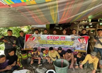 Polisi Gerebek Tambang Emas Ilegal di Solok Selatan, 10 Penambang Diamankan 4 Polisi Gerebek Tambang Emas Ilegal di Solok Selatan, 10 Penambang Diamankan
