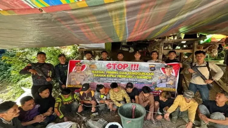 Jajaran Polres Solok Selatan menggerebek lokasi tambang emas illegal secara manual dan berhasil mengamankan 10 orang pelaku di jorong (dusun) Sungai Ipuah. ANTARA/HO-Dok Polres Solok Selatan