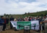 Kelompok Tani di Solok Uji Coba Drone untuk Penyemprotan-Pemupukan Lahan Pertanian