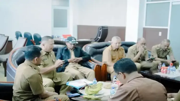 Wakil Bupati (Wabup) Solok Candra saat memimpin rapat pengembangan destinasi wisata halal di Kabupaten Solok bersama kepala organisasi perangkat daerah (OPD) terkait. ANTARA/HO-Diskominfo Solok