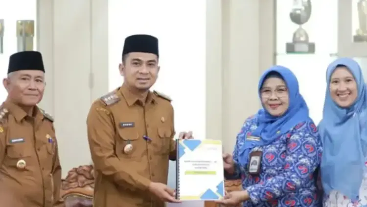 Wali Kota (Wako) Solok Ramadhani Kirana Putra bersama Wawako Solok Suryadi Nurdal saat menerima DAK Rp1,3 miliar untuk perkuat layanan KB secara simbolis. ANTARA/HO-Diskominfo Kota Solok.