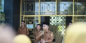 Subuh Bersama Warga, Wako Solok Serukan Gotong Royong Pulihkan Lingkungan Pascabanjir 13 Wako Solok Stop Wisuda di Sekolah Dasar dan Menengah, Dorong Kesederhanaan