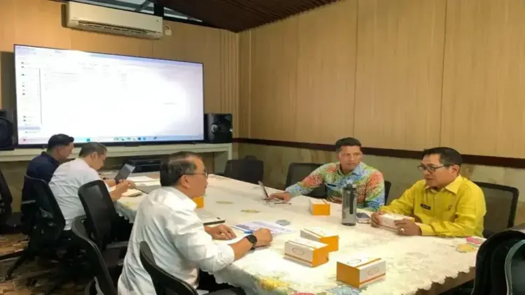 Bupati Padang Pariaman, Sumbar John Kenedy Azis (kanan) didampingi Sekda Padang Pariaman Rudy Repenaldi Rilis menyampaikan terkait peluang dan komitmen pembangunan pelabuhan baru di daerah itu kepada pihak BKT, ANTARA/HO-Diskominfo Padang Pariaman.