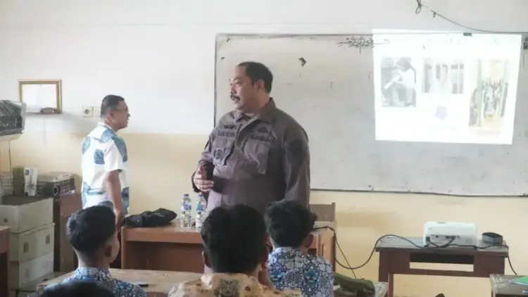 Wakajati Sumbar Sugeng Hariadi saat memberikan materi anti narkoba kepada siswa SMKN 5 Padang, Kamis (24/4/2025). ANTARA/FathulAbdi.