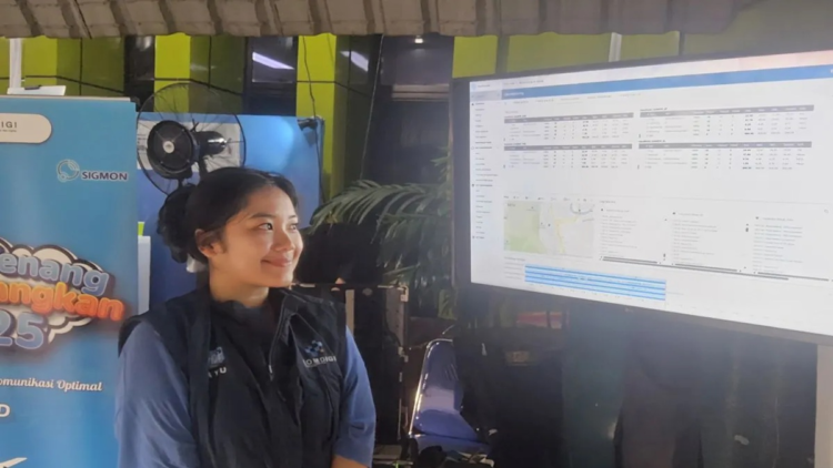 Staf Kementerian Komunikasi dan Digital (Kemkomdigi) Ayu Mustika memantau kestabilan sinyal telekomunikasi di posko monitoring telekomunikasi bertema "Mudik Tenang Menyenangkan 2025, Kualitas Layanan Telekomunikasi Optimal" di Stasiun Gambir, Jakarta Pusat, Sabtu (5/4/2025). ANTARA/Abdu Faisal