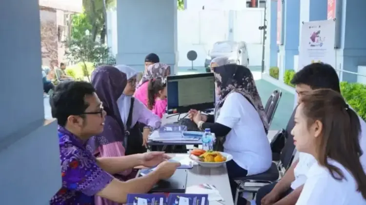 Rayakan Hari KI Sedunia 2025, Kemenkum Sumbar Gelar Klinik Kekayaan Intelektual Mobile 1 Warga mengakses leyanan klinik Kekayaan Inetelektual (KI) mobile yang digelar oleh Kantor Wilayah Kementerian Hukum Sumatra Barat (Sumbar) dalam rangka memperingati hari KI sedunia di Padang, pada Sabtu (26/4). ANTARA/FathulAbdi