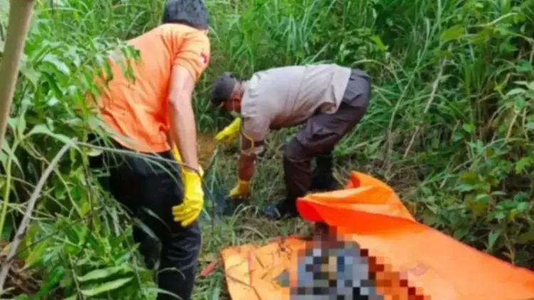 Geger Penemuan Kerangka Manusia di Belakang Kantor DPRD Kota Solok, Polisi Ungkap identitasnya 1 Tim Polres Solok Kota saat mengevakuasi kerangka manusia di belakang kantor DPRD Kota Solok, Sumatera Barat yang sebelumnya sempat menggemparkan warga setempat. ANTARA/HO-Polres Solok.