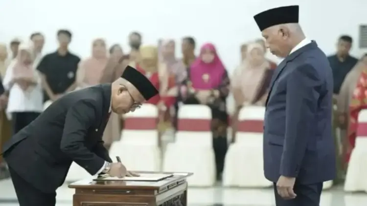 Gubernur Sumatera Barat, Mahyeldi mengukuhkan Edi Dharma sebagai PJs Bupati Pasaman. (ANTARA/HO-Biro Adpim Sumbar)