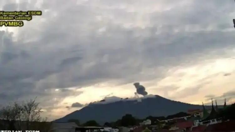 Erupsi Gunung Marapi pukul 06.25 WIB dengan tinggi kolom abu teramati sekitar 350 meter di atas puncak gunung di Kabupaten Agam, Sumatera Barat, Rabu (2/4/2025). (ANTARA/HO-Humas PGA Gunung Marapi)
