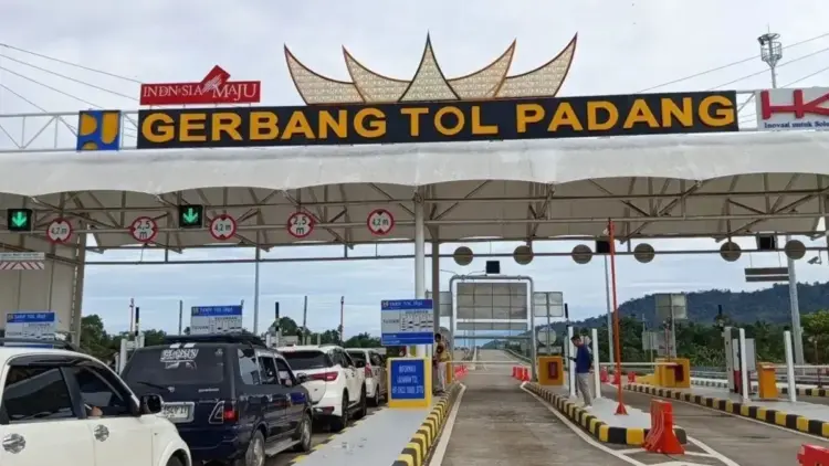 Sejumlah kendaraan melintas di pintu masuk Tol Padang-Pekanbaru Seksi Padang-Sicincin dari arah Bypass, Kabupaten Padang Pariaman, Sumatera Barat. (Antara/HO-Humas Hutama Karya)