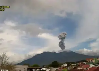 Gunung Marapi Erupsi Lagi, Kolom Abu Tembus 1.000 Meter, Warga Diminta Waspada
