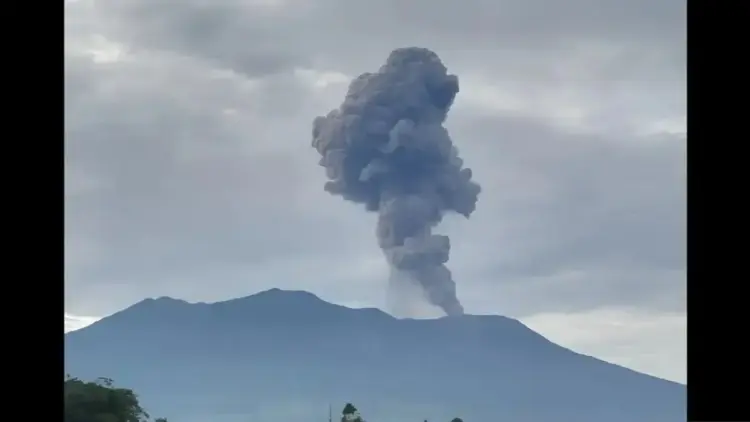Gunung Marapi di Kabupaten Agam dan Kabupaten Tanah Datar meletus pada Kamis pagi (3/4/2025). ANTARA/Muhammad Zulfikar