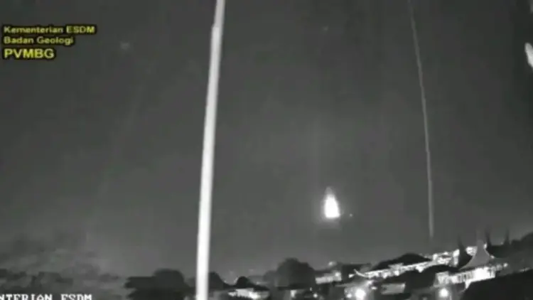 Letusan Gunung Marapi yang berada di Kabupaten Agam dan Kabupaten Tanah Datar, Provinsi Sumatera Barat pada Senin malam (21/4/2025). (ANTARA/HO-Humas PGA Gunung Marapi)