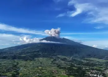 Gunung Marapi Erupsi Tiga Kali dalam Sehari, Waspadai Potensi Bahaya Lahar dan Abu Vulkanik