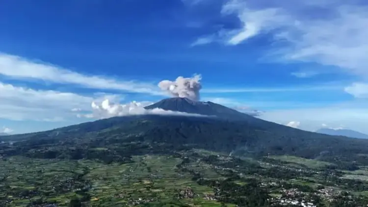 Gunung Marapi di Kabupaten Agam dan Kabupaten Tanah Datar, Provinsi Sumatera Barat (Sumbar) meletus, Jumat (25/4/2025) sore. ANTARA/HO-Orari Padang Panjang/am.