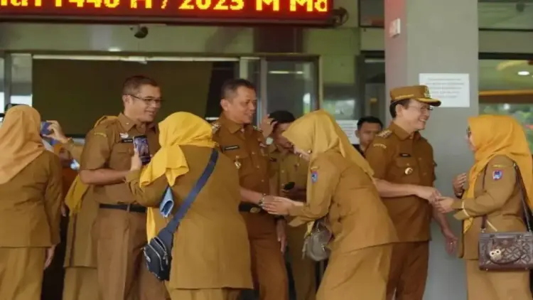 Wali Kota Payakumbuh Zulmaeta didampingi Wakil Wali Kota Elzadaswarman bersalaman dengan ASN usai memimpin apel perdana usai cuti bersama Idul fitri 2025, Selasa (08/04). Antara/HO-Pemko Payakumbuh