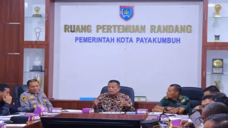 Wakil Wali Kota Payakumbuh Elzadaswarman memimpin rapat persiapan pelaksanaan pengendalian pemanfaatan ruang. Antara/HO-Pemko Payakumbuh