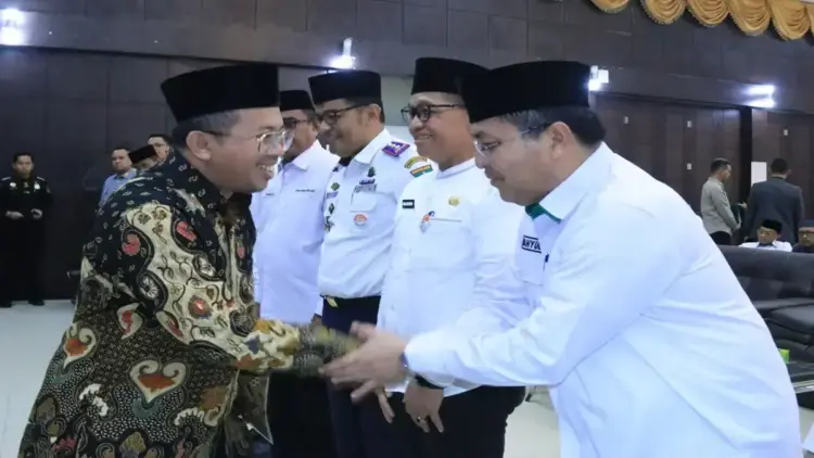 PPIH Embarkasi Padang Resmi Dilantik, Direktur Kemenag Ingatkan Layanan Haji Sebagai Ibadah dan Amanah 1 Direktur Pelayanan Haji Luar Negeri Ditjen Penyelenggaraan Haji dan Umrah Kemenag RI, Muchlis Muhammad Hanafi melantik PPIH Embarkasi Padang. (Foto: Dok. Ist)