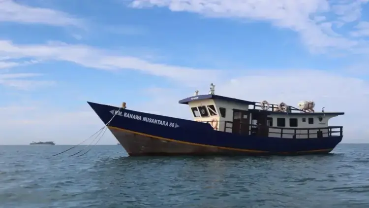 KM. Banawa Nusantara 88 merupakan hibah dari pemerintah pusat yang dijangkarkan di dekat Pulau Angso Duo, Kota Pariaman, Sumbar. (Antarasumbar/Aadiaat M.S.)