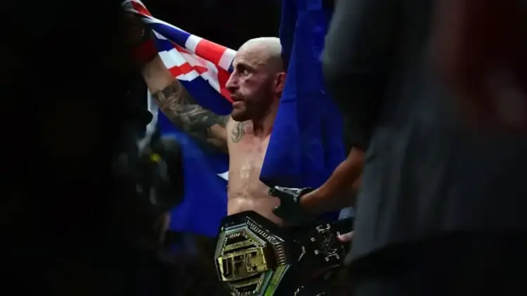 Alexander Volkanovski pertahankan gelar juara kelas bulu usai menumbangkan Diego Lopes dengan menang angka pada gelaran UFC 314, Minggu. (dok. sports illustrated)