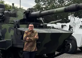Braditi Moulevey saat berpose dengan produk dari PT Pindad. (dok. pribadi)