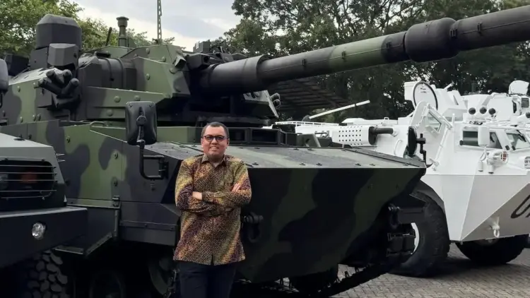 Braditi Moulevey saat berpose dengan produk dari PT Pindad. (dok. pribadi)