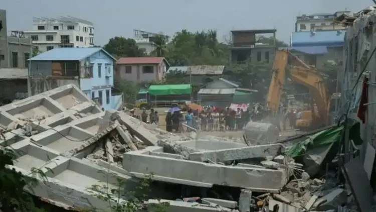 Operasi penyelamatan dari bangunan yang hancur akibat gempa bumi di Mandalay, Myanmar (29/3/2025). ANTARA/Xinhua/Kyaw Zin Tun/aa.