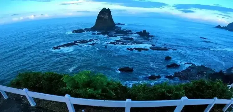 Daya Tarik Pantai Watu Ulo, Keindahan Berbalut Legenda di Jember 1 Daya Tarik Pantai Watu Ulo Keindahan Berbalut Legenda di Jember Youtube